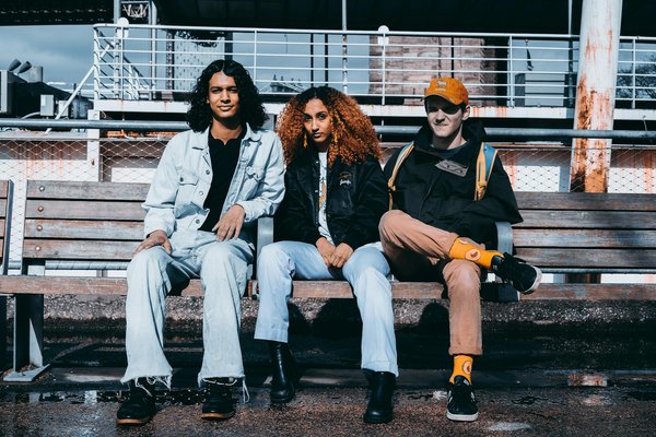 Wie passt man alte Abendkleider für eine moderne Cocktailparty an?